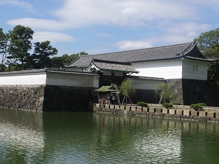 桔梗濠の外から大手門