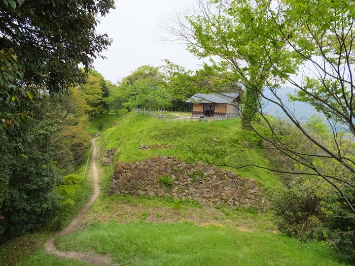 二之丸と復元建物(本丸から)