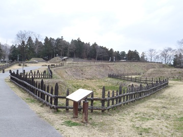 二の曲輪と三の曲輪の間の堀と土塁