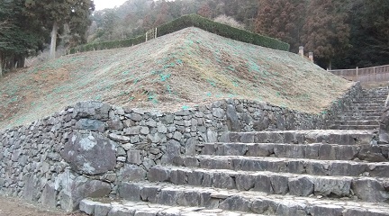 御主殿虎口から御主殿を見上げる
