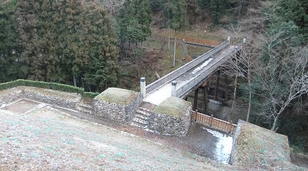 御主殿から見下ろす曳橋