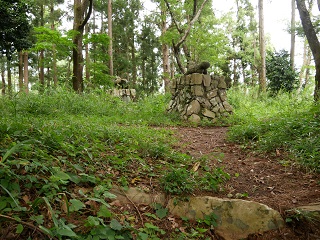 小宮曲輪の入口外より