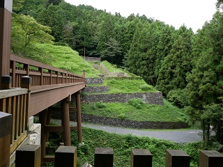 大手道から新曳橋と櫓門方面
