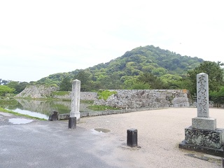 二ノ丸から内堀を挟み、本丸・天守台と指月山