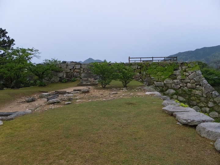 天守付櫓台から天守台