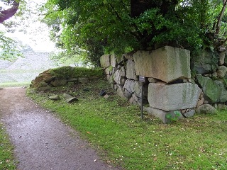 八間櫓の外側から天守台方面