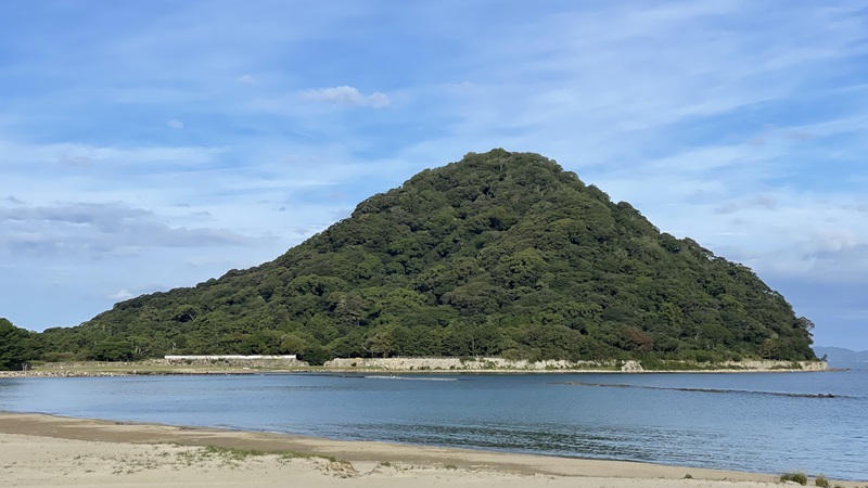 萩城の要害部の在る指月山）