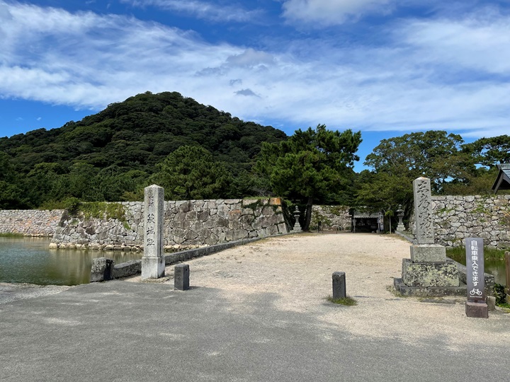 内堀を挟み、本丸門と指月山