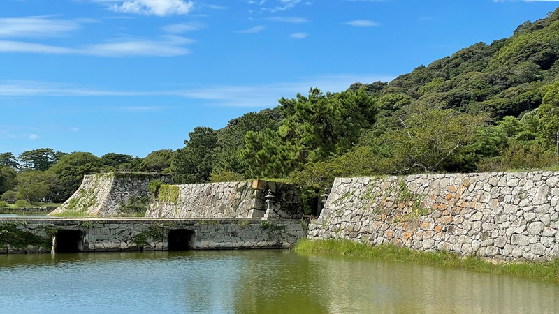 本丸石垣と内堀