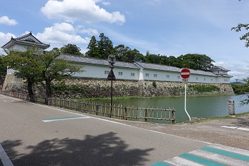 佐和口多聞櫓(右側：復元)