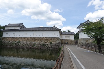 佐和口多聞櫓(右側：現存)