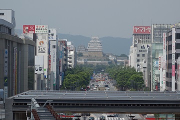 新幹線ホームから天守群正面