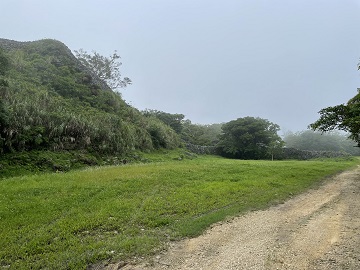 北側石垣とアザナ(北)