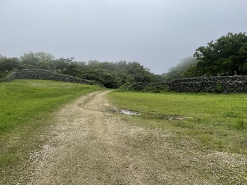 北側石垣内側（左端がアザナ（西）？