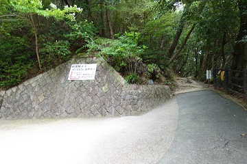 ロープウエイ山頂駅脇