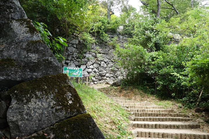 出丸・本丸石垣