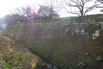 東側石垣(北御門外から)