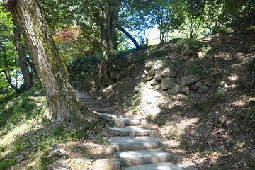 階段（帯曲輪→三の丸）