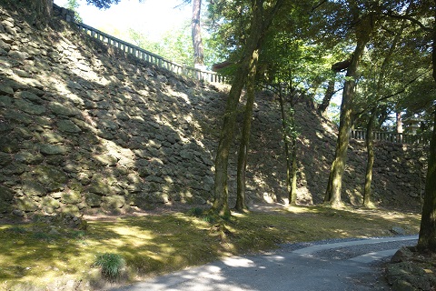 本丸石垣（大手道から）