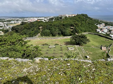 一の曲輪からの眺望（見下ろす二の曲輪と三の曲輪）