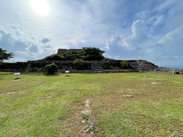 三の曲輪から二の曲輪石垣と一の曲輪石垣