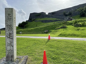 四の曲輪と三の曲輪向け通路石垣