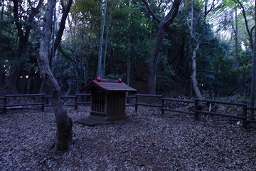 帯曲輪(北寄り)の祠