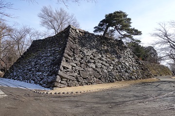 天守台石垣(馬場内から)