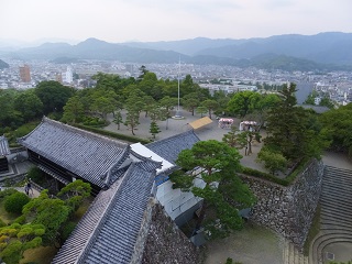 天守四階から見下ろす二の丸