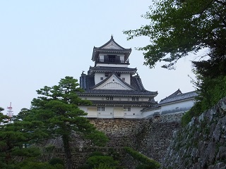 二の丸石垣の中断からの天守