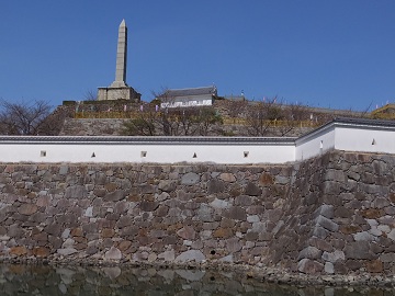 鍛冶曲輪外から天守曲輪石垣、鉄門と本丸石垣