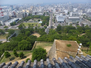 天守から見下ろす大手二の門