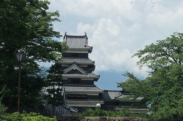 天守（二ノ丸から）