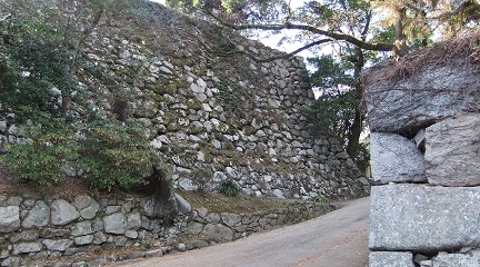 本丸下段石垣（本丸下段入口方面）