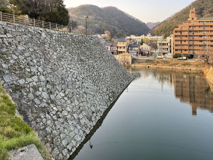 本丸から天守石垣東面と掘