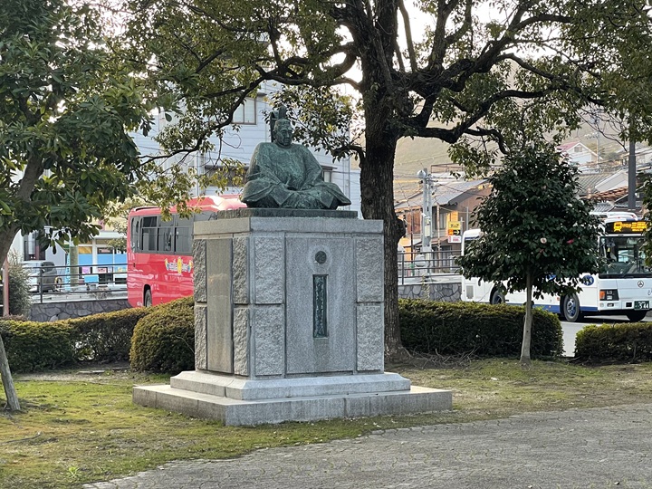 隆景広場と座像