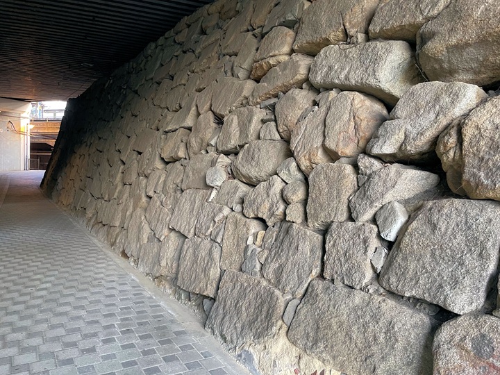 本丸石垣東面でJRホーム下