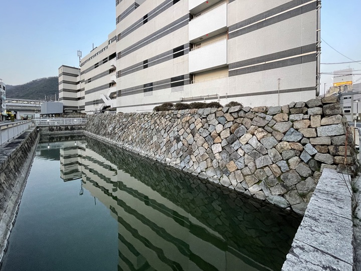 臨海一番櫓址と二ノ丸石垣(内堀面)