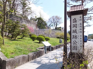 本丸付近の城址公園碑