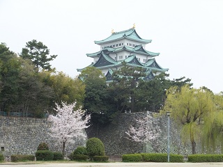 外堀（北側）から天守