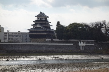 中津川対岸から二の丸と本丸