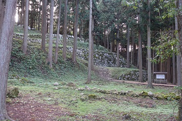 調度丸跡と桜馬場北側石垣