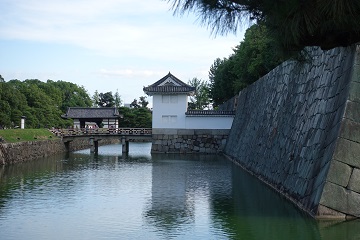 本丸石垣(東側)＋本丸櫓門