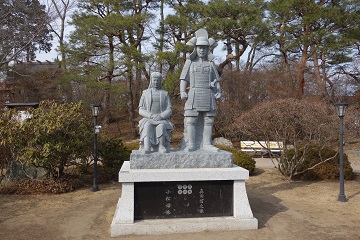 真田信之と小松姫の石像