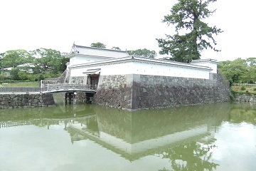 馬屋曲輪から高麗門