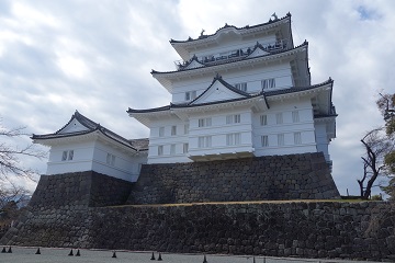 天守を右寄りから