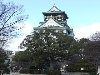 枡形を越えた所からの天守