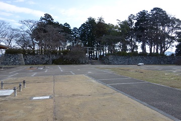 奥御殿跡と本丸石垣