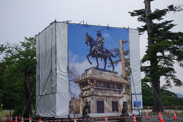 伊達政宗騎馬像の修復中の幕