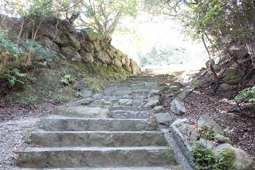 東一の門(外側から)